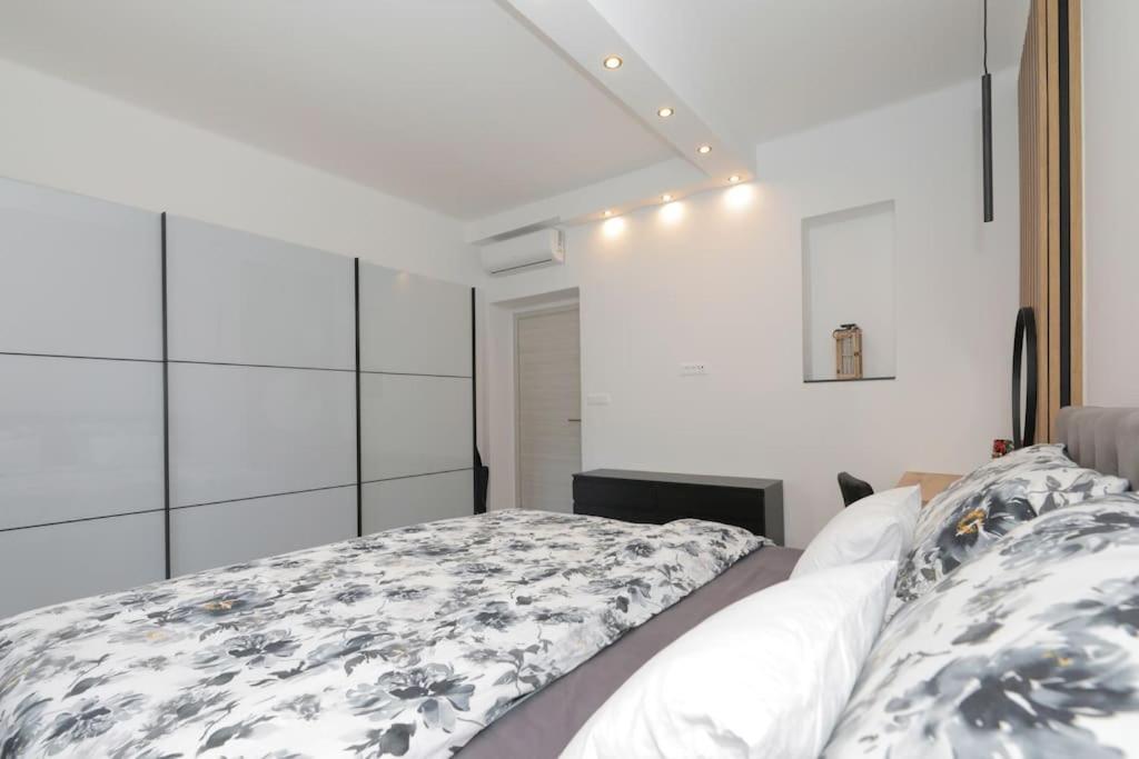 Tata Apartment Split Exteriör bild